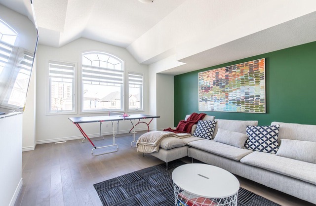 Comfortable Lux | Sleeps 10 | PingPong, Cozy Family Movie Room