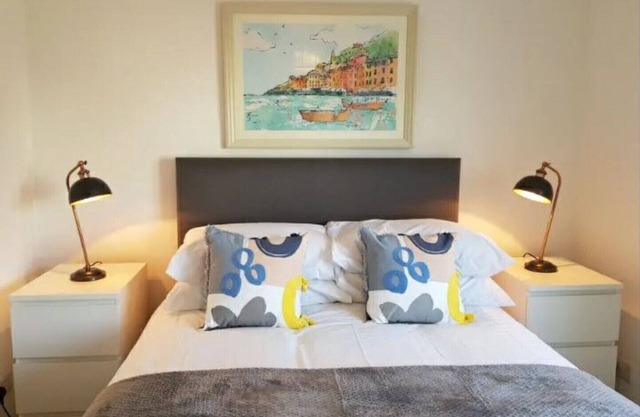 Comfortable modern space within walking distance to the East Kilbride Shopping- 25 minutes to Glasgow Centre.