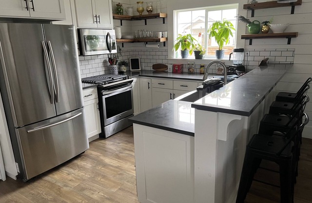 Comfortable new home 1 mile from beach w/hot tub & 40 Amp Juice Box EV Charger!