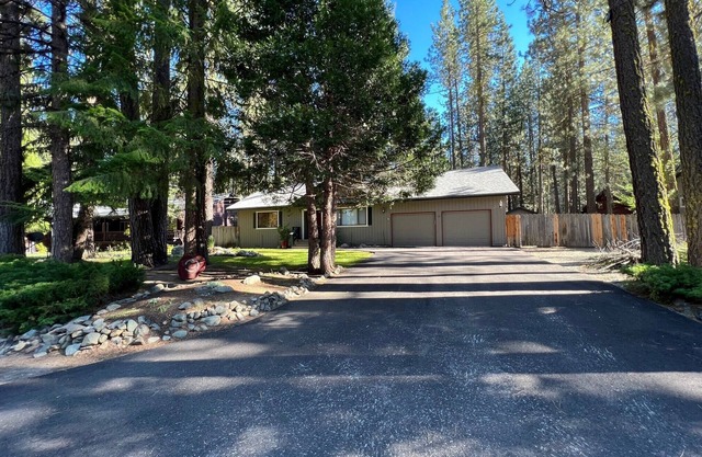 Comfortable pet friendly home near golf course with Tesla charge option