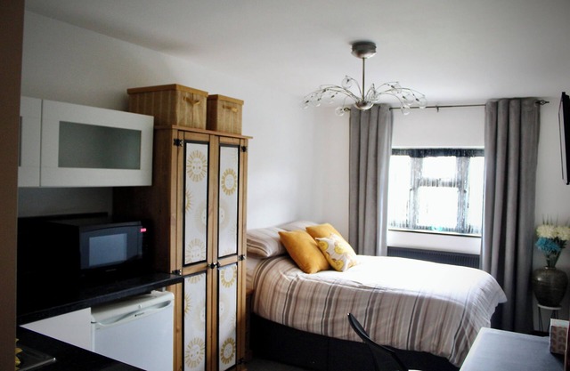Comfortable Private En-Suite Studio Room with a Kitchenette and Free Parking
