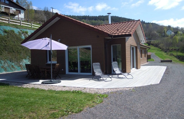 Comfortable single-storey chalet 130m2, unoverlooked, superb view of the valley