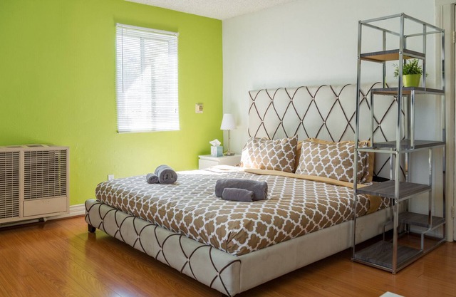 Comfortable spacious room in L.A. with a King Bed