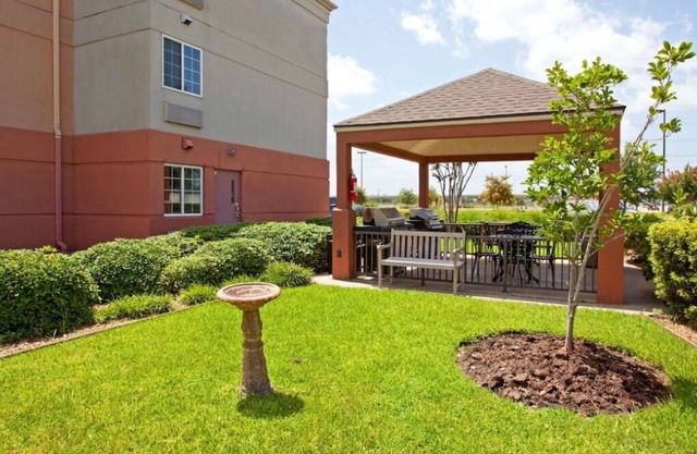 Comfortable Stay! FREE Parking, Pets Allowed, Near Sharpstown Park Golf Course!