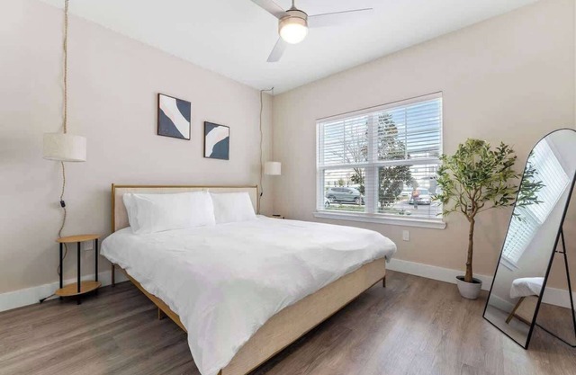 Comfortable Stay King Bed Near Parks, Pet-Friendly