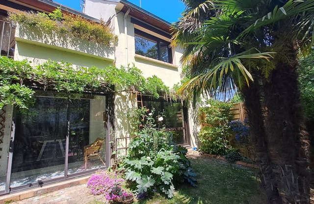 Comfortable stay near the Olympic sites. 8 persons.