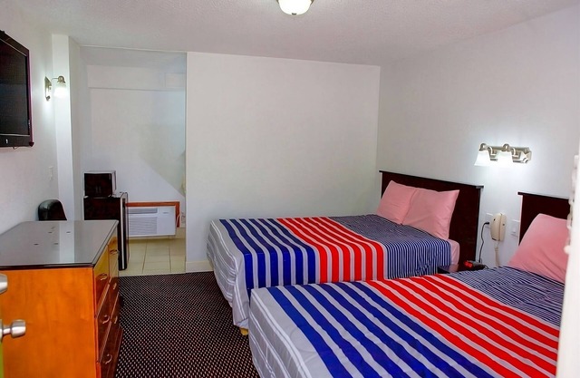 Comfortable stay at Knights Inn Harrisonville! Near Lords Park! Free Parking!