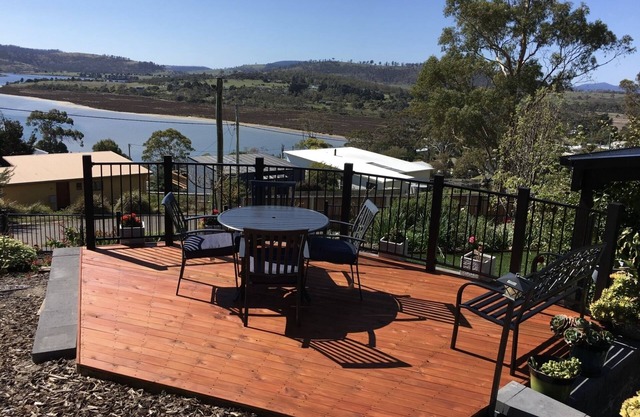 Comfortable studio apartment overlooking the beautiful Carlton River