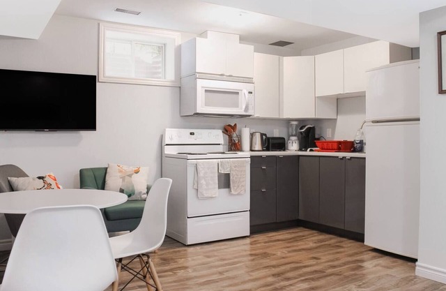 Comfortable Suite in the heart of Hanlon Creek Closet to U of G