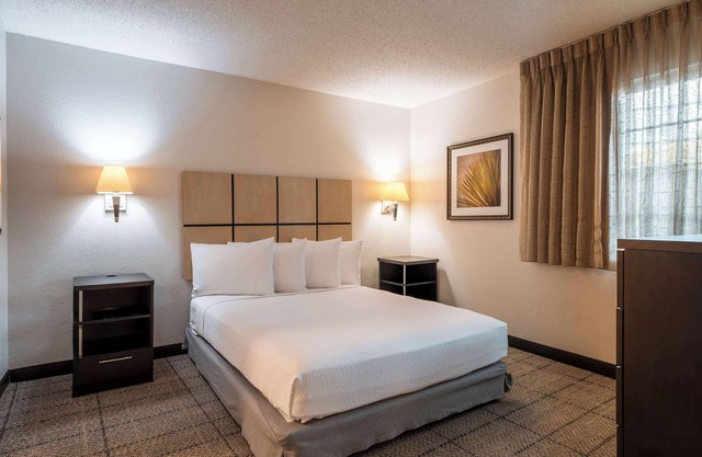Comfortable Suite Near Airport w/Full Kitchen & Free Parking