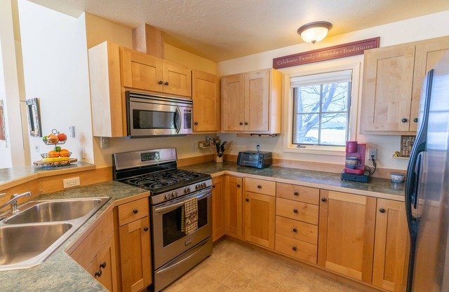 Comfortable & Sunny 2 BR home near Targhee w/Teton & Big Hole Mtn Views