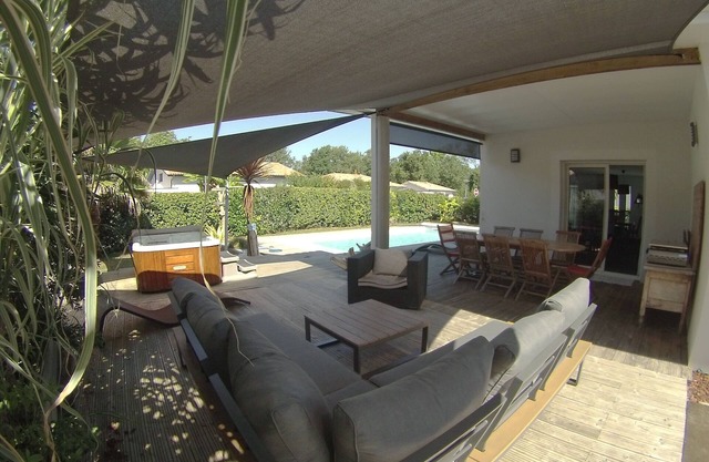 Comfortable swimming pool/Jacuzzi house Bordering Seignosse
