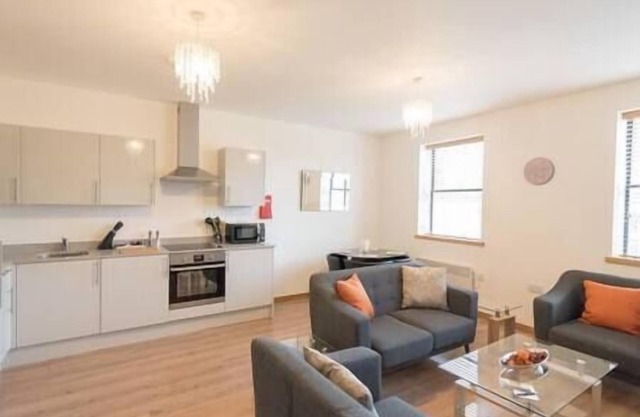 Comfortable Swindon 2 bedroom Apartment, sleeps 5, FREE Parking