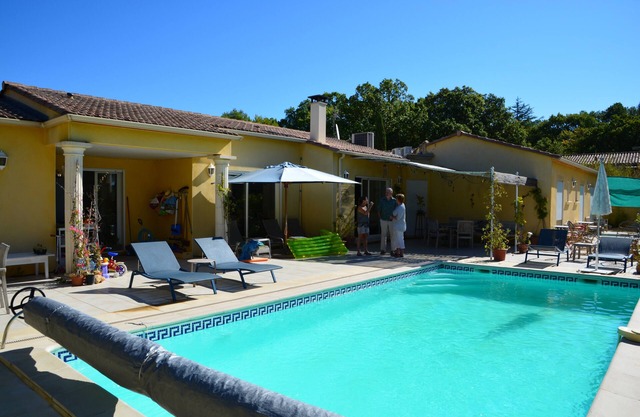 Comfortable villa, heated pool in a quiet area, excluding subdivision