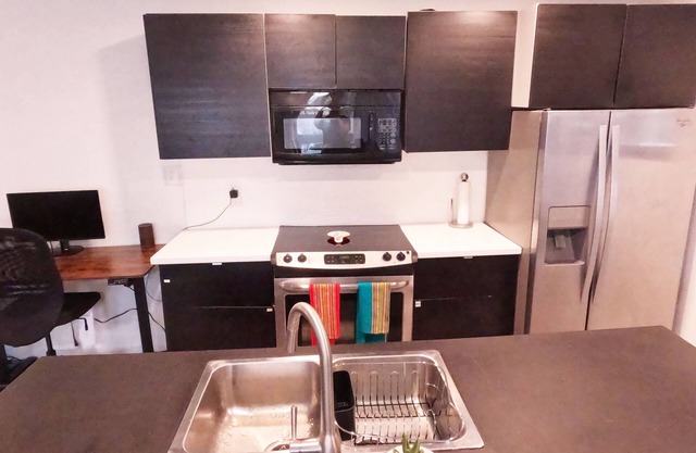 Comfy 1/1 SE Austin, light-filled, serene condo. Just minutes from downtown!nn
