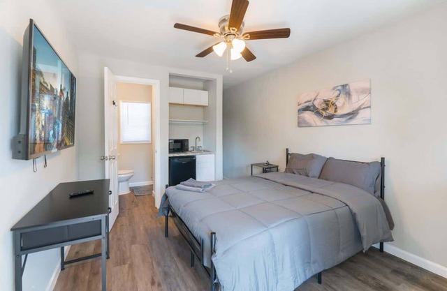 Comfy 1 - Bedroom APT w/Queen Bed & Bath