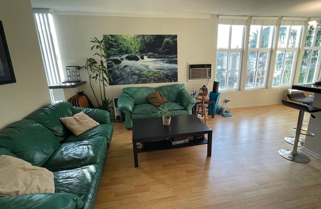 Comfy 1-Bedroom in Pico w/Great Views - No taxes with 31 day booking!