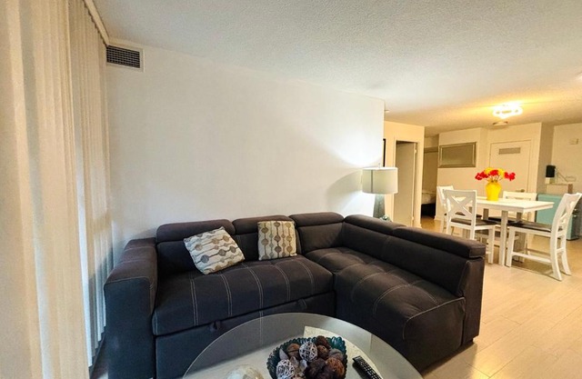 Comfy 1Bdrm plus Den 3 real beds