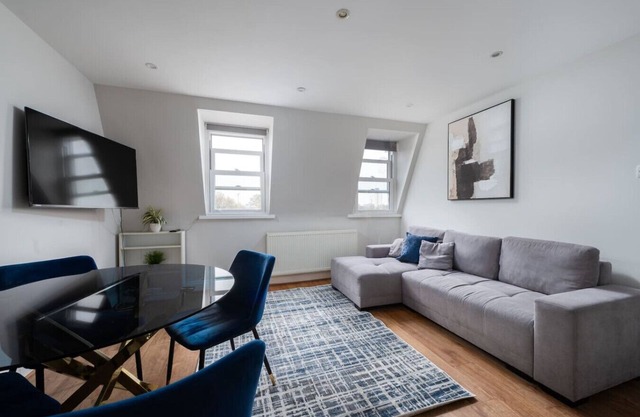 Comfy 2 Bed Flat (QCE)