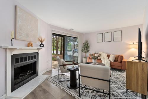 Comfy 2BR Condo near Uptown & NoDa Free Parking