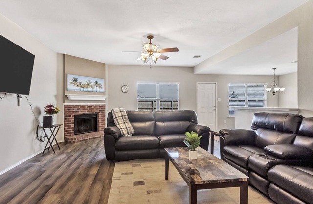 Comfy 3B-2BR House Close to the Lake & Rockwall!
