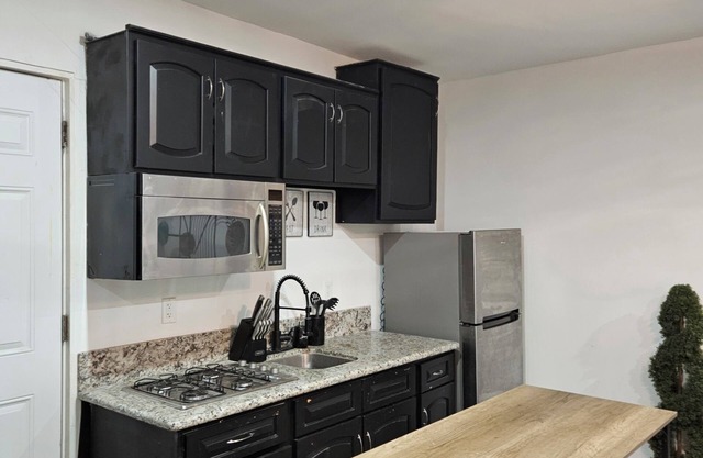 Comfy ADU with hot tub and close to 0.4 miles to freeway and hospital.