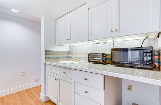 Comfy and Spacious Studio: 2 Mi to Downtown!