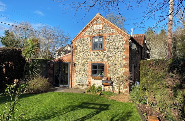 Comfy Character Cottage, sleeps 13, Hot Tub, Spa Bath , Patio and Gardens