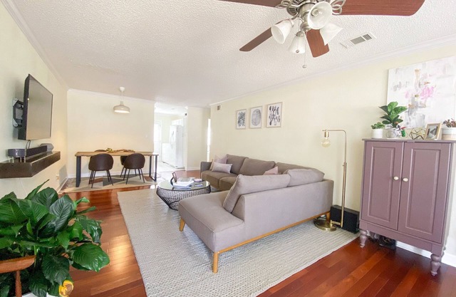 Comfy Chic Condo with Parking