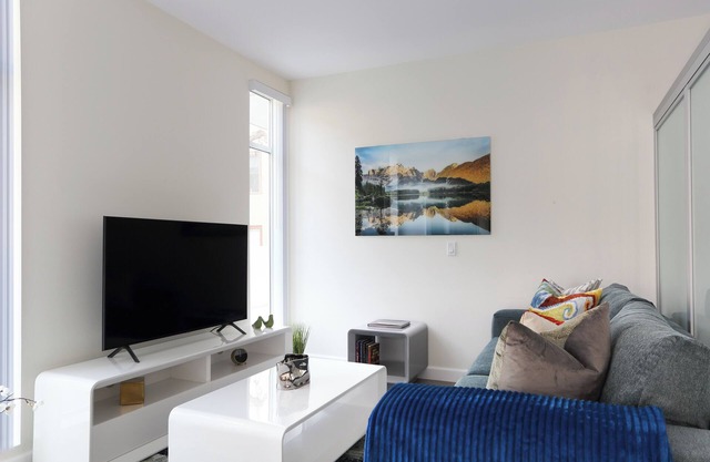 Comfy, Clean and Modern Pasadena Apartment