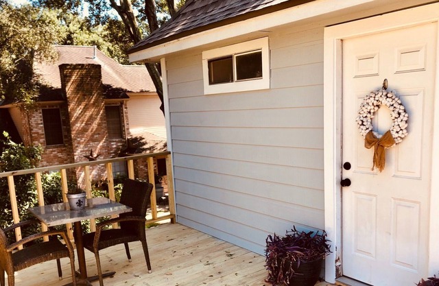 *Comfy Cozy* above garage apt w/private patio-NW Houston