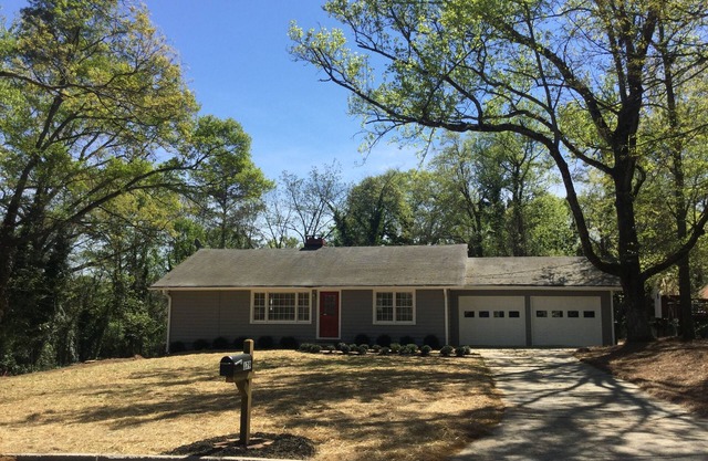 Comfy Cozy Bright Home in Heart of Roswell~Walk to Canton St~Pet Friendly!