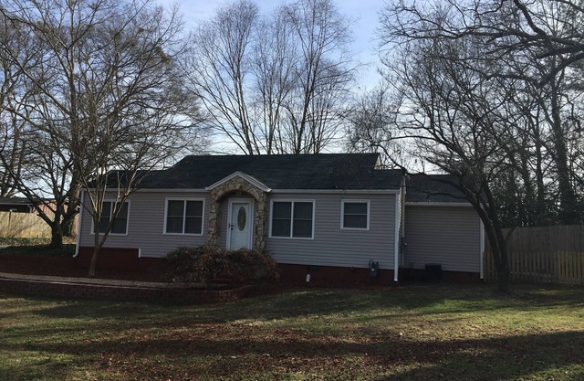 Comfy, Cozy, Bright home in heart of Roswell-Walk to Canton St.-Pet Friendly!
