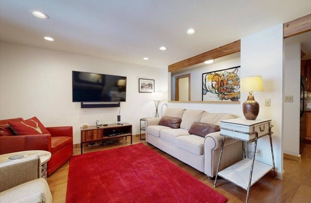 COMFY COZY SLOPESIDE CONDO-HOT TUB HEATED POOL ACCESS -5 MIN FREE RIDE TO LIFTS