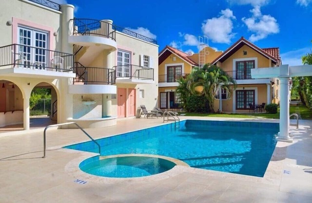 Comfy Cozy Studio Apt#9 with Pool on South Coast near Accra Beach
