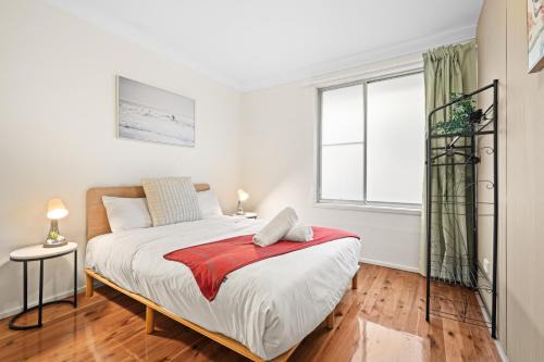 Comfy Double Room - Cozy and Well-Connected - Shared Bathroom