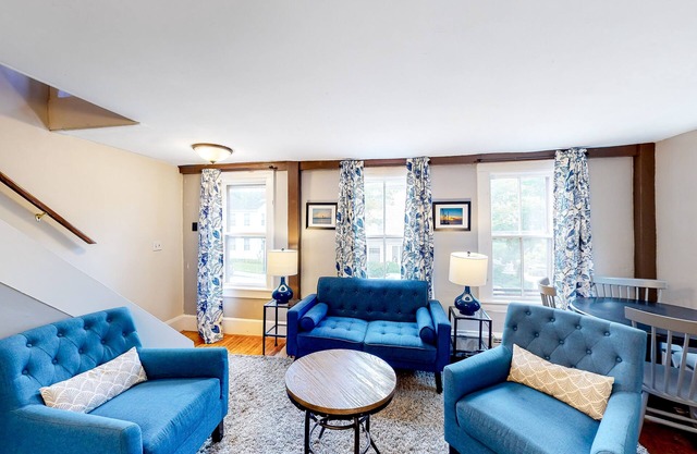 Comfy Downtown Getaway w/Full Kitchen - Close to the Beach