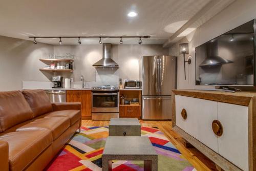 Comfy Family Retreat for 4 in DT Walk to Broadway