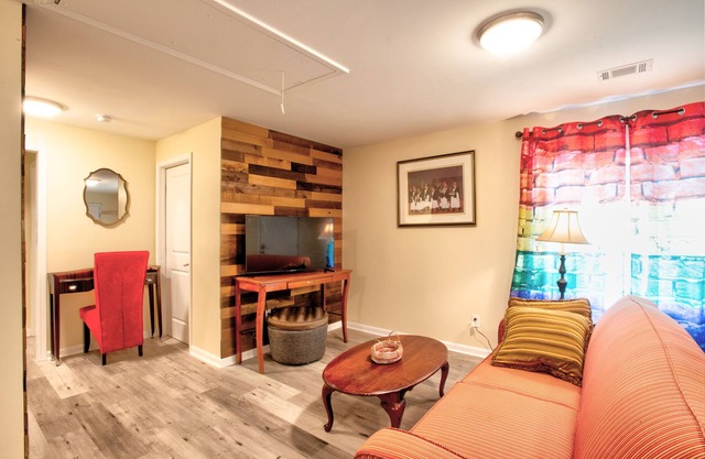 COMFY HIDE-OUT (SLEEPS 6)