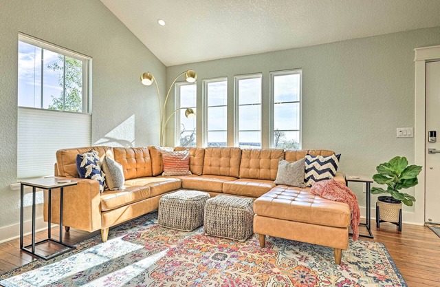 Comfy Hill Country Haven w/Private Hot Tub!