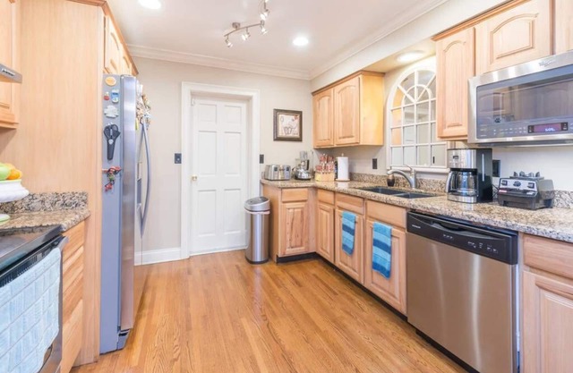 Comfy Home in Winter Park, can accommodate up 6 guests!