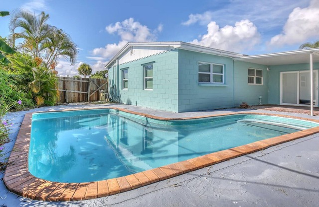 Comfy Home W/ Pool Walking Distance From Beach