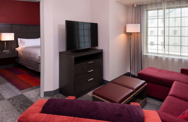 Comfy King Suite. Free Breakfast Buffet. Outdoor Pool.