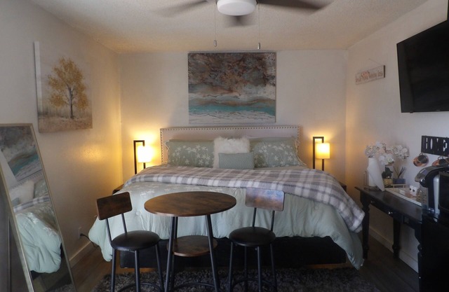 Comfy King suite with Private access and yard & Near Sea World/Fiesta Texas