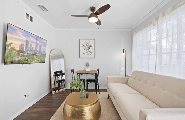 Comfy Modern Farmhouse Cottage w Private Patio!