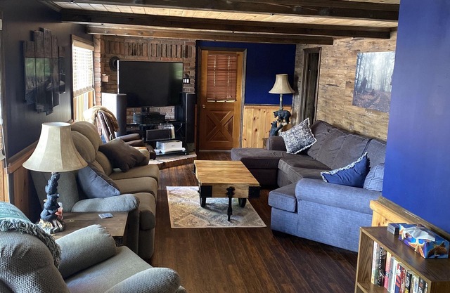 Comfy Muskoka cottage on a quiet bay for year round fun and relaxation