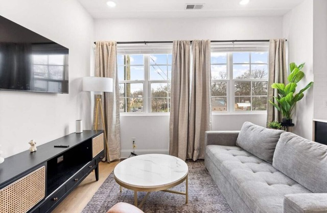 Comfy New 5 Bed, 2 Bedroom Close to Downtown!