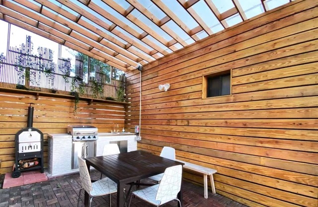 Comfy Studio! Beautiful Deck! Outdoor Kitchen!