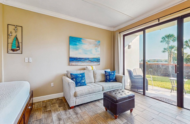 Comfy studio suite with pool & picnic area - snowbird-friendly