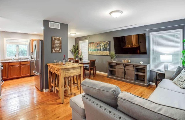 😎Comfy Suburb Home😎 w/King Beds by Arpt/Dwnt/UofR